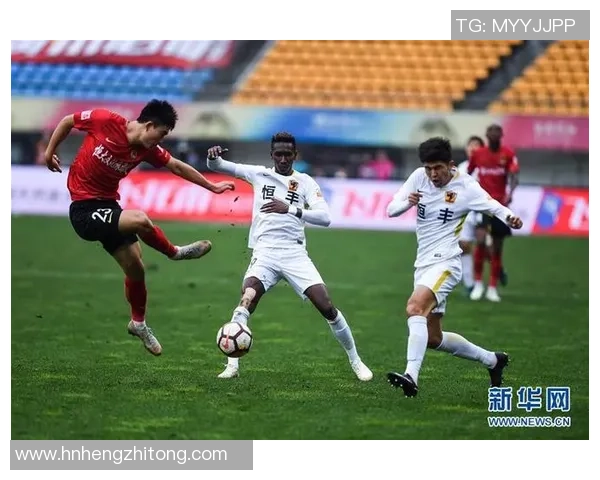 恒大与恒丰激战正酣谁能在这场巅峰对决中夺得冠军荣耀 恒大与恒丰激战正酣谁能在这场巅峰对决中夺得冠军荣耀